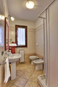 アルベレーゼにあるAlberese Casa Vacanzeのバスルーム(洗面台2台、トイレ付)