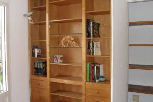 drewniana półka z książkami w obiekcie Appartement 8 pers. - Domaine de Padulone ALERIA w mieście Aléria