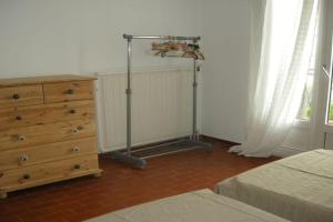 sypialnia z komodą i komodą z komodą w obiekcie Appartement 8 pers. - Domaine de Padulone ALERIA w mieście Aléria