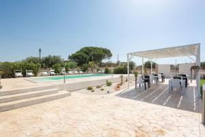 una piscina con mesa y sillas y un pabellón en B&B Villa Francesco, en Marina di Ragusa