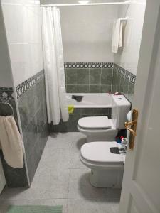 ein Badezimmer mit 2 WCs und einer Dusche in der Unterkunft Casas Holiday - Golf Campoamor in Orihuela