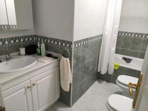 ein Bad mit einem Waschbecken und einem WC in der Unterkunft Casas Holiday - Golf Campoamor in Orihuela