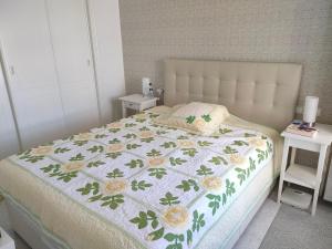 ein Schlafzimmer mit einem Bett mit einer Decke darauf in der Unterkunft Casas Holiday - Golf Campoamor in Orihuela