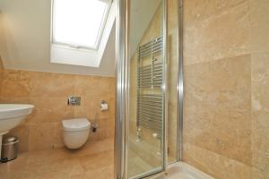 ein Badezimmer mit Dusche, Toilette und Waschbecken in der Unterkunft Contemporary beachside apartment in Saint Merryn + 18 Fotos