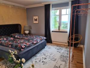 een slaapkamer met een bed en een raam bij Gruppenhaus mit Grillkota für 16 Personen in Hahnenklee in Hahnenklee-Bockswiese
