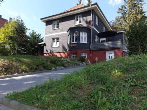 dom przy drodze w obiekcie Gruppenhaus mit Grillkota für 16 Personen in Hahnenklee w mieście Hahnenklee-Bockswiese