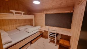 フラにあるHeimstølen - Cabin at Sørbølfjellのデスクと黒板が備わる小さな客室です。