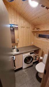 una pequeña cocina con fregadero y lavadora en Heimstølen - Cabin at Sørbølfjell en Flå