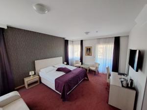 Tempat tidur dalam kamar di Hotel Brotnjo