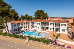 an aerial view of a house with a swimming pool at Apartamentos Annabel's in Cala Galdana