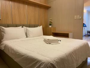 - un lit avec 2 serviettes dans l'établissement Netflix- Destina Stays at Jazz Residences Makati, MetroManila, à Manille