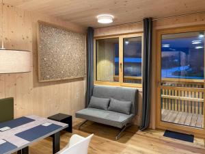 Habitación con silla, mesa y ventana en Apartment Bergblick-Mellau en Mellau