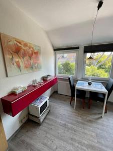 a room with a desk and a table with a microwave at Dein idyllisches Zuhause auf Zeit in Norderstedt in Norderstedt
