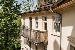 ein weißes Gebäude mit einem Balkon an der Seite in der Unterkunft stadtRaum-berlin apartments in Berlin