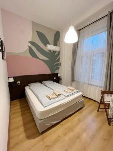 1 dormitorio con 1 cama con toallas en 12# Sunflower Cozy Apartment en Budapest