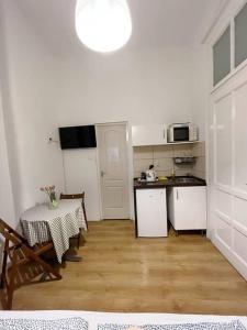 una cocina con mesa y una pequeña cocina con mesa y mesa en 12# Sunflower Cozy Apartment en Budapest