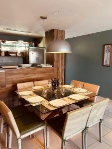 uma sala de jantar com uma mesa de madeira e cadeiras em Apartamento Imperial Porto Brasil em Pirangi do Norte