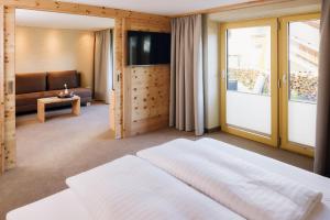 Hotel Tirol Fiss 4Sterne Superior客房内的一张或多张床位