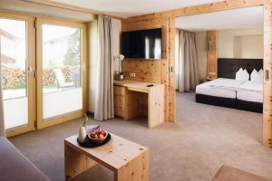 Hotel Tirol Fiss 4Sterne Superior客房内的一张或多张床位