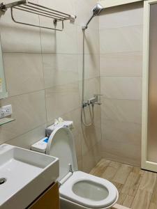 龍潭區的住宿－吾室，浴室配有卫生间、盥洗盆和淋浴。