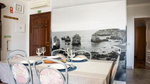 - une salle à manger avec une table et une vue sur l'océan dans l'établissement Casa da Praia - São Rafael - BY BEDZY, à Albufeira