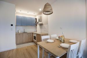 Kuchyňa alebo kuchynka v ubytovaní M&K Apartamenty Morska Fala, Gdańsk - Wyspa Sobieszewska