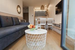 Televízia a/alebo spoločenská miestnosť v ubytovaní M&K Apartamenty Morska Fala, Gdańsk - Wyspa Sobieszewska