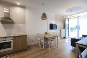 Kuchyňa alebo kuchynka v ubytovaní M&K Apartamenty Morska Fala, Gdańsk - Wyspa Sobieszewska