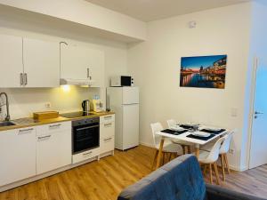 cocina y comedor con mesa y cocina y comedor en schönes Apartment - Netflix-Nespresso en Duisburg