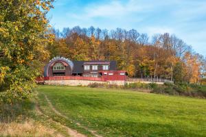 un fienile in mezzo a un campo di Vila Tess a Lázně Libverda