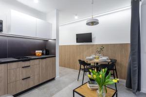 Kuchyňa alebo kuchynka v ubytovaní Z Widokiem Apartamenty Świerkowe 10