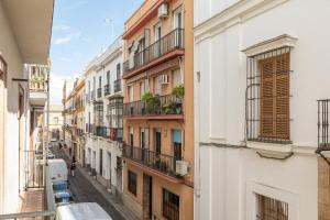 widok na ulicę miejską z budynkami w obiekcie Green- Apartments Las Setas w Sewilli