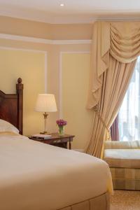 The Regency Hotel Kuwait tesisinde bir odada yatak veya yataklar