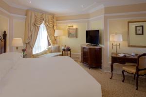 The Regency Hotel Kuwait tesisinde bir televizyon ve/veya eğlence merkezi