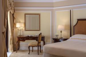 The Regency Hotel Kuwait tesisinde bir odada yatak veya yataklar