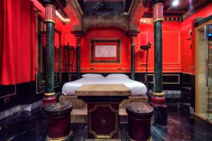 Habitación con cama en habitación roja en MagicSuite Guest House Roma Vaticano, en Roma