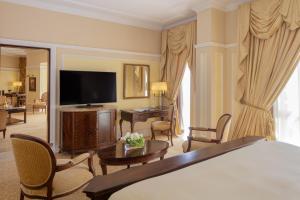 The Regency Hotel Kuwait tesisinde bir televizyon ve/veya eğlence merkezi