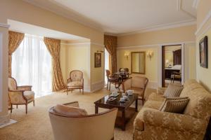 The Regency Hotel Kuwait tesisinde bir oturma alanı