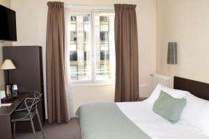 um quarto de hotel com uma cama e uma janela em Hotel Le Sevigne - Sure Hotel Collection by Best Western em Rennes