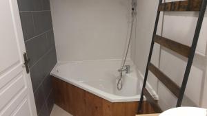 een badkamer met een bad en een douche bij SUPERBE T3 AU COEUR DU CENTRE VILLE in Narbonne
