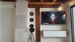 uma televisão de ecrã plano numa parede num quarto em SUPERBE T3 AU COEUR DU CENTRE VILLE em Narbona