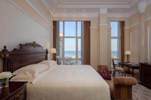 The Regency Hotel Kuwait tesisinde bir odada yatak veya yataklar