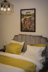 een bed met gele en witte kussens in een kamer bij Appartement cosy blue bonapriso in Douala