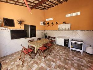 Una cocina o zona de cocina en Casa 4 quartos, com piscina no Condominio Sol Marina Jacuipe com acesso a praia e ao rio de Jacuipe