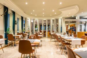 restauracja ze stołami i krzesłami w pokoju w obiekcie Hotel Tia Monte Nauders w mieście Nauders