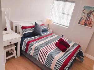 um quarto com uma cama com uma secretária e uma cama sidx sidx em 501 Beach Club em Mossel Bay