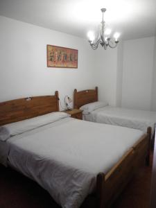 Posteľ alebo postele v izbe v ubytovaní Apartamentos Anita