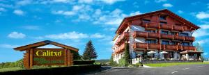 un edificio con un cartello davanti di Hotel Calitxo a Molló