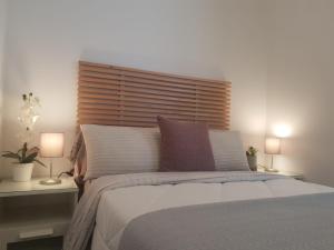 une chambre avec un grand lit avec deux lampes dans l'établissement Apartment the Best Weather, à Torremolinos