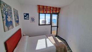 Postel nebo postele na pokoji v ubytování En el centro de Benidorm y con vistas al mar